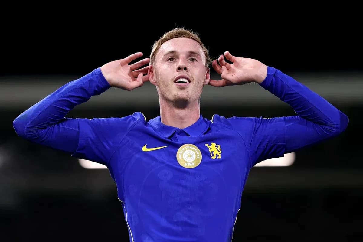 Joueur de Chelsea célébrant un but avec les mains aux oreilles Joueur de Chelsea célébrant un but avec les mains aux oreilles
