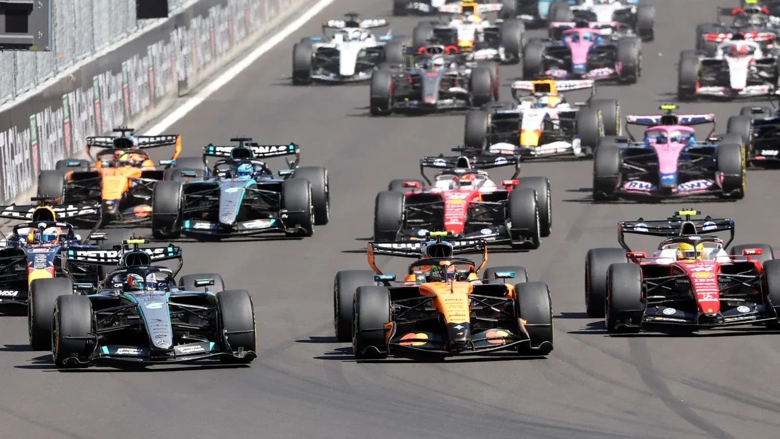Voitures de F1 en pleine course sur circuit Voitures de F1 en pleine course sur circuit