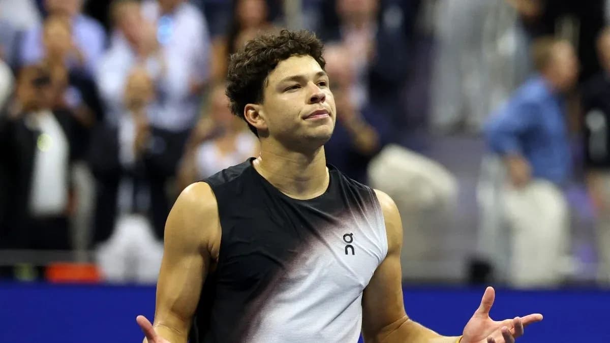 Joueur de tennis s'adressant au public après le match Joueur de tennis s'adressant au public après le match
