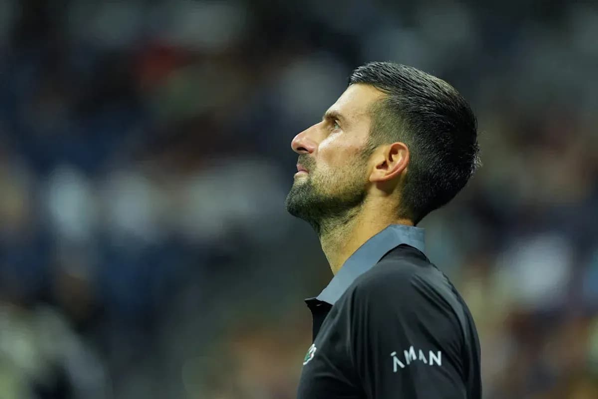 Joueur de tennis regardant vers le haut sur le court Joueur de tennis regardant vers le haut sur le court