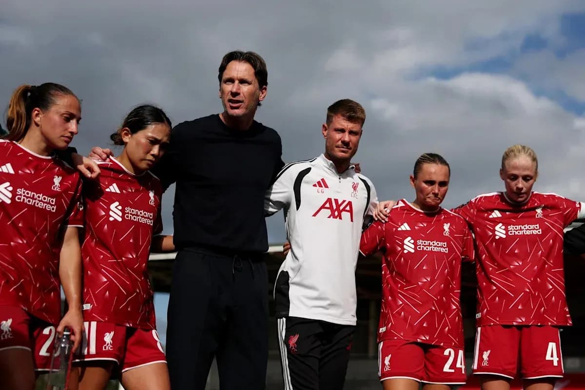 Entraîneur et joueuses de Liverpool se rassemblent Entraîneur et joueuses de Liverpool se rassemblent