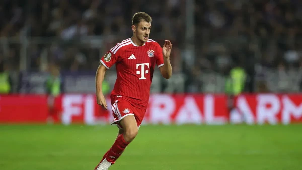 Joueur de Bayern Munich courant sur le terrain Joueur de Bayern Munich courant sur le terrain