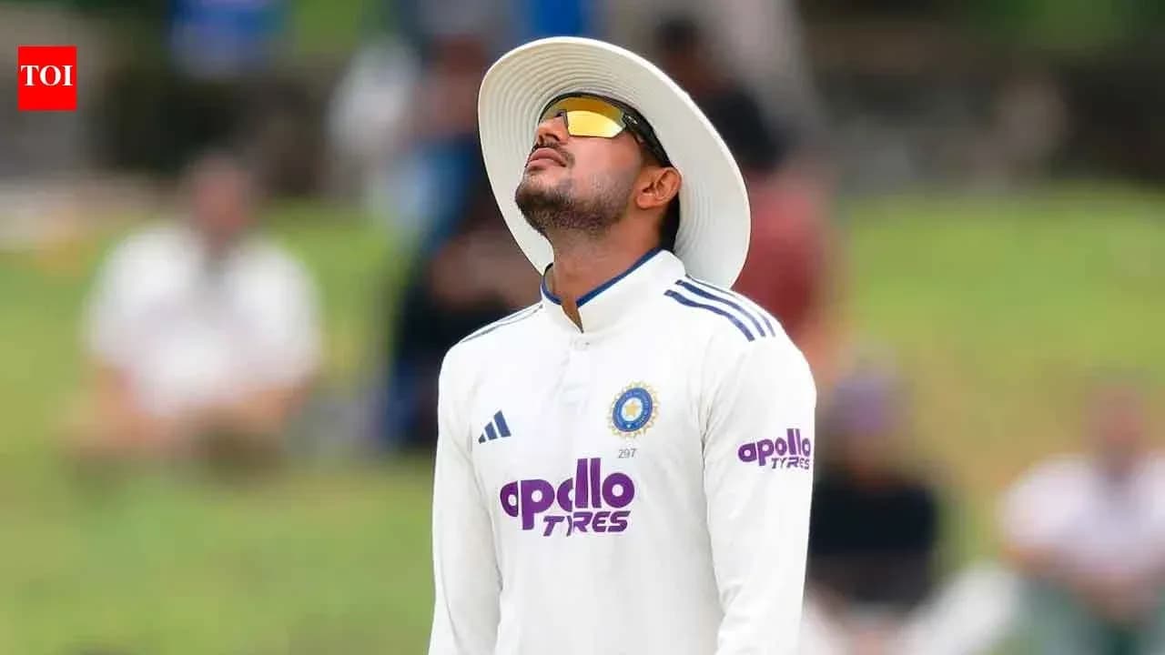 Joueur de cricket regardant le ciel sur le terrain Joueur de cricket regardant le ciel sur le terrain
