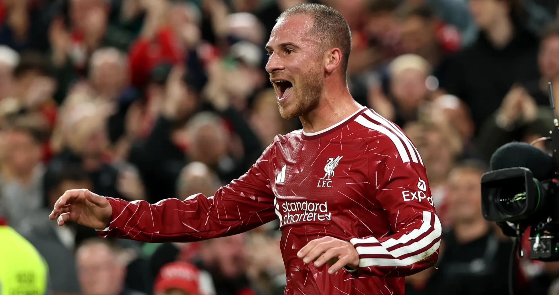 Joueur de Liverpool célébrant un but au stade Joueur de Liverpool célébrant un but au stade