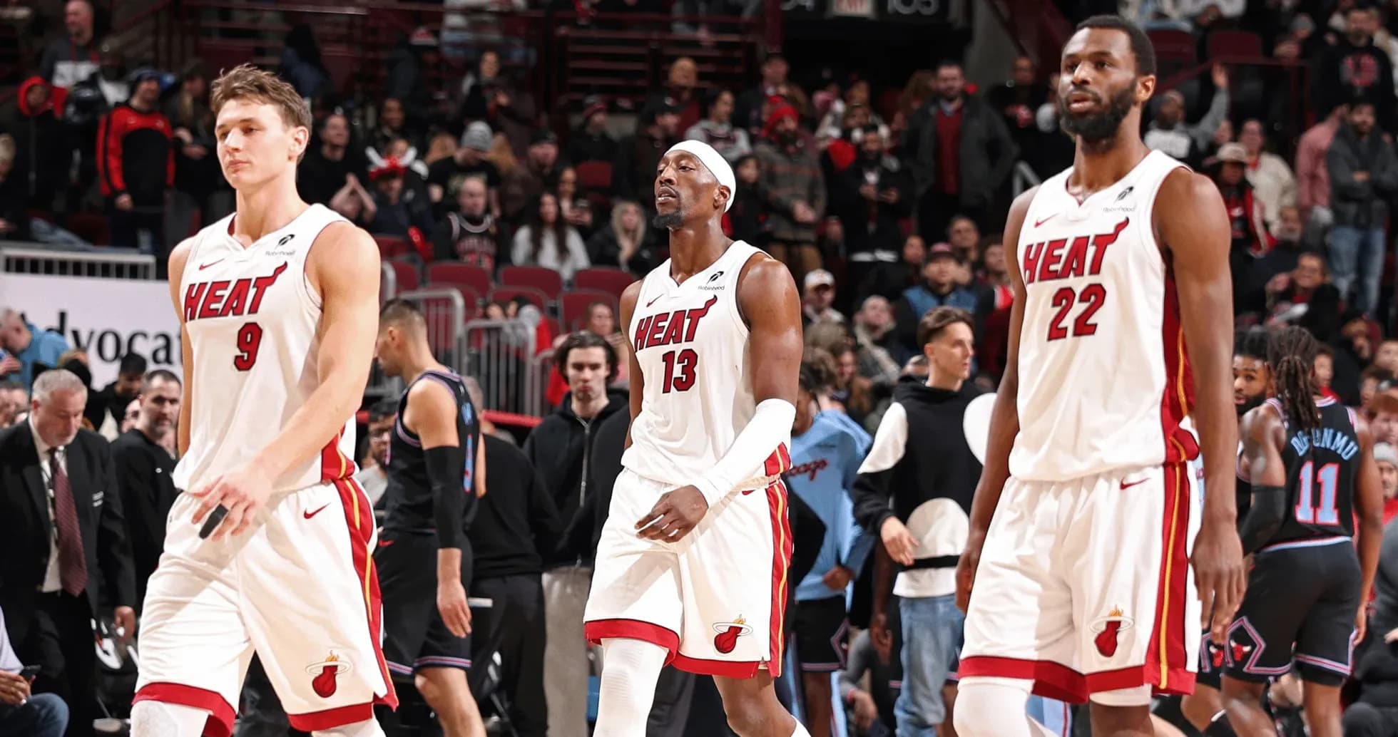 Joueurs du Miami Heat marchant sur le terrain Joueurs du Miami Heat marchant sur le terrain