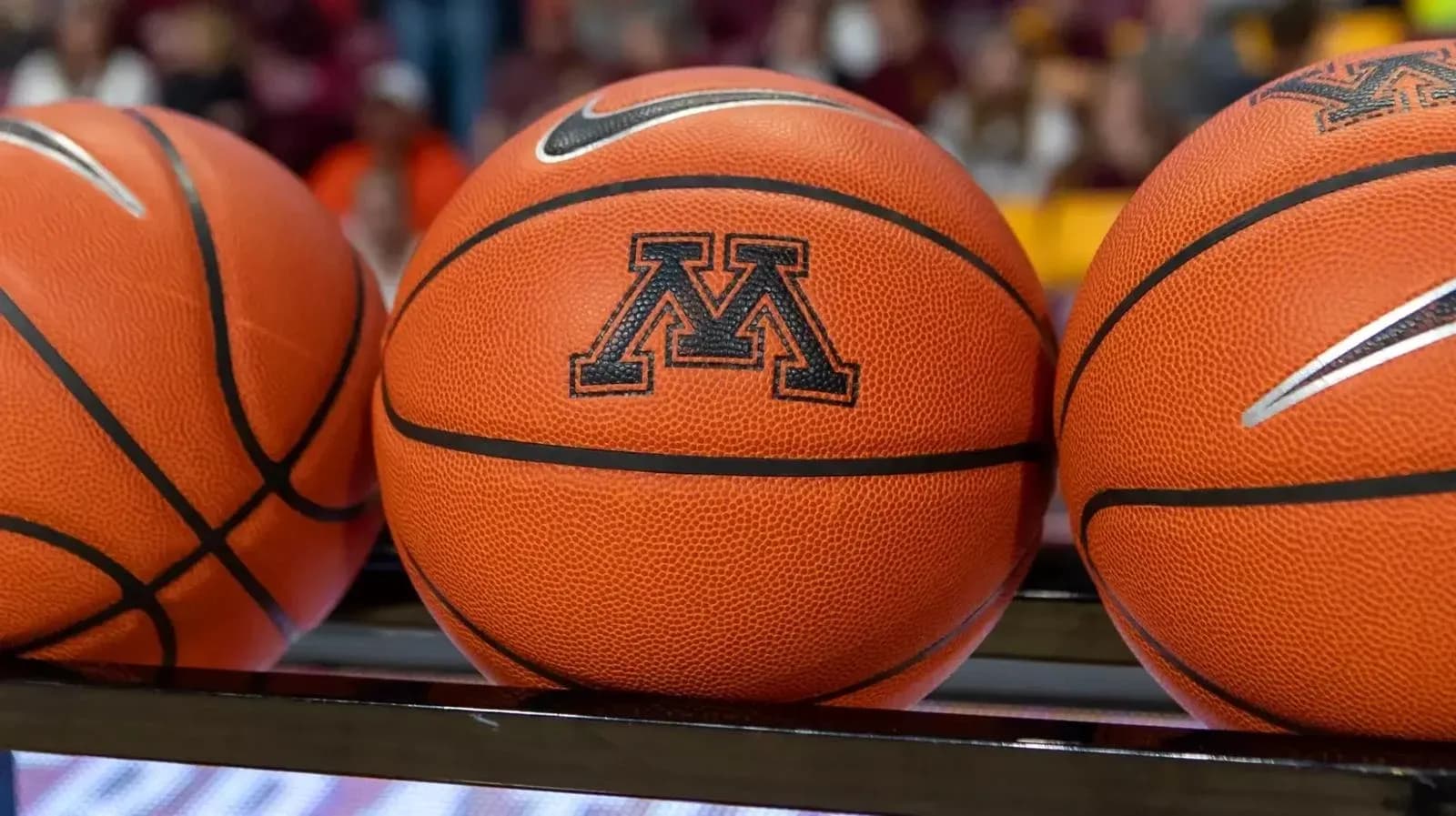 Trois ballons de basket avec logo Minnesota Trois ballons de basket avec logo Minnesota