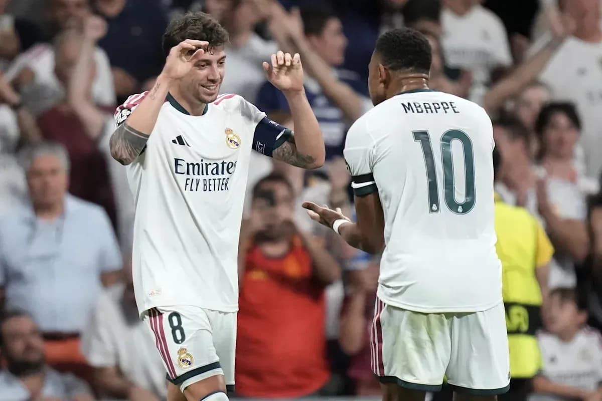 Joueurs de Madrid célébrant un but ensemble Joueurs de Madrid célébrant un but ensemble