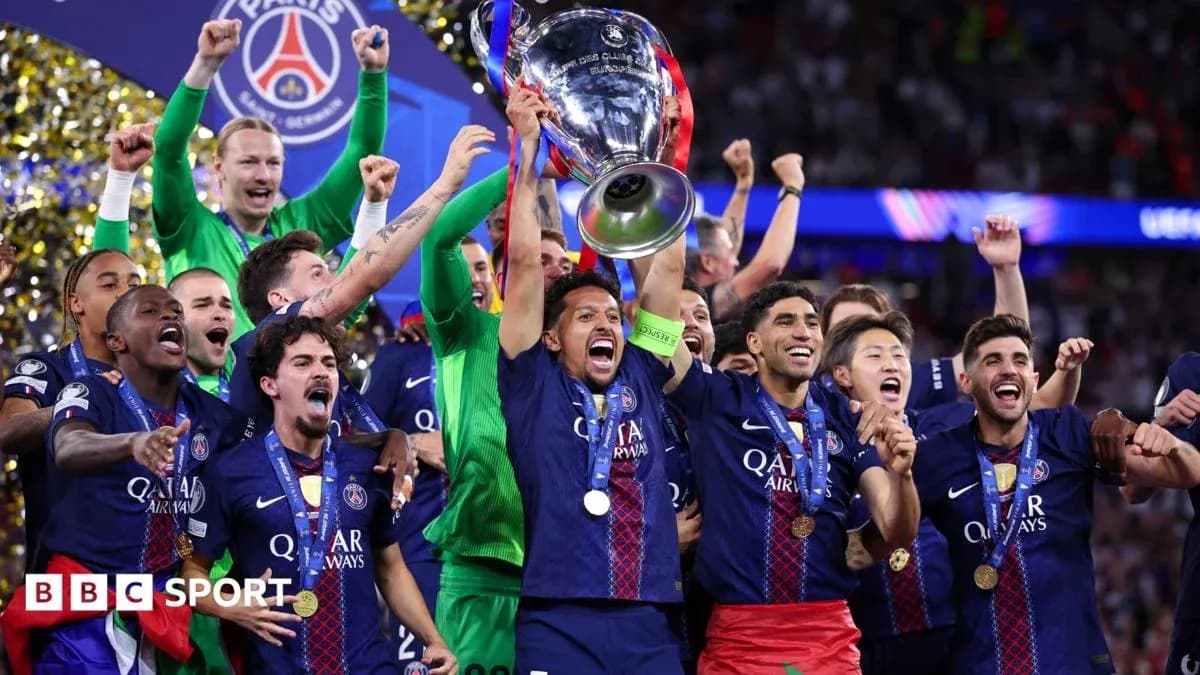 Joueurs du PSG célébrant leur victoire avec le trophée Joueurs du PSG célébrant leur victoire avec le trophée