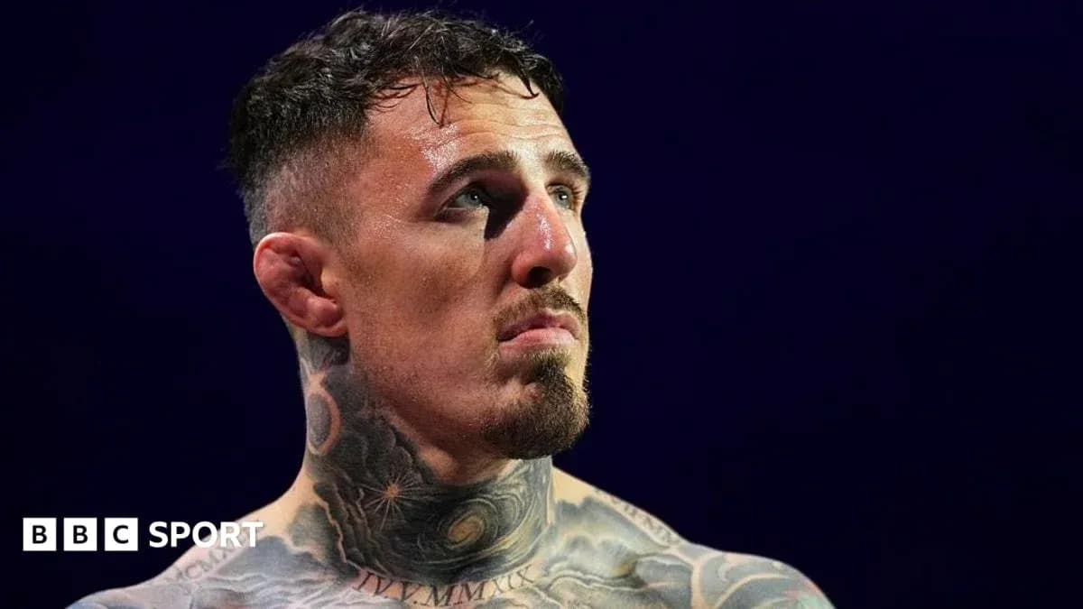 Boxeur avec des tatouages regardant vers le haut Boxeur avec des tatouages regardant vers le haut