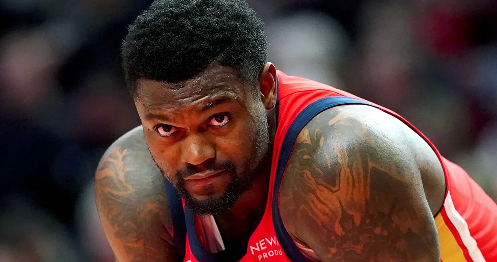 Joueur de basketball se concentrant sur le jeu Joueur de basketball se concentrant sur le jeu