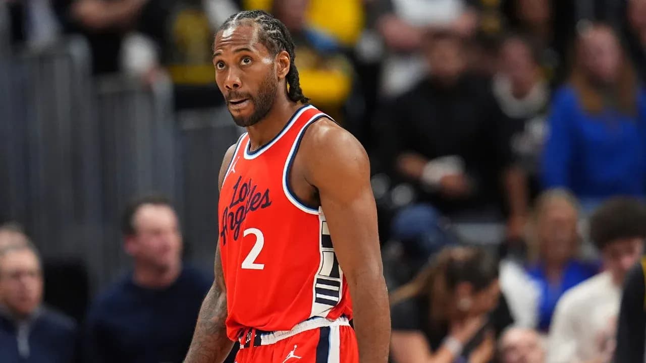 Kawhi Leonard en tenue des Los Angeles Clippers sur le terrain Kawhi Leonard en tenue des Los Angeles Clippers sur le terrain