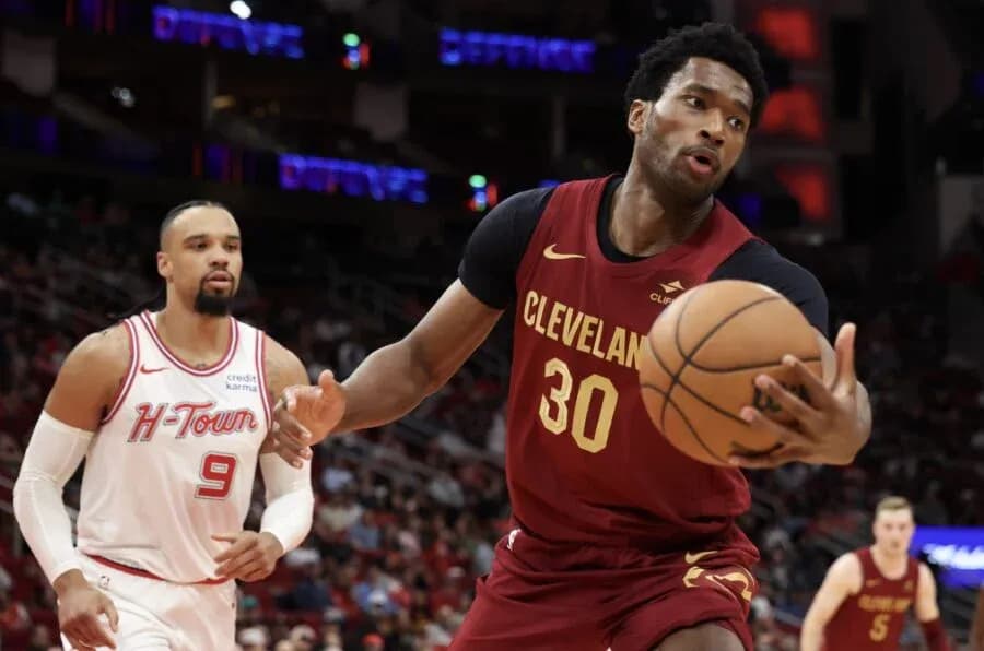 Joueur de Cleveland dribblant le ballon en match Joueur de Cleveland dribblant le ballon en match