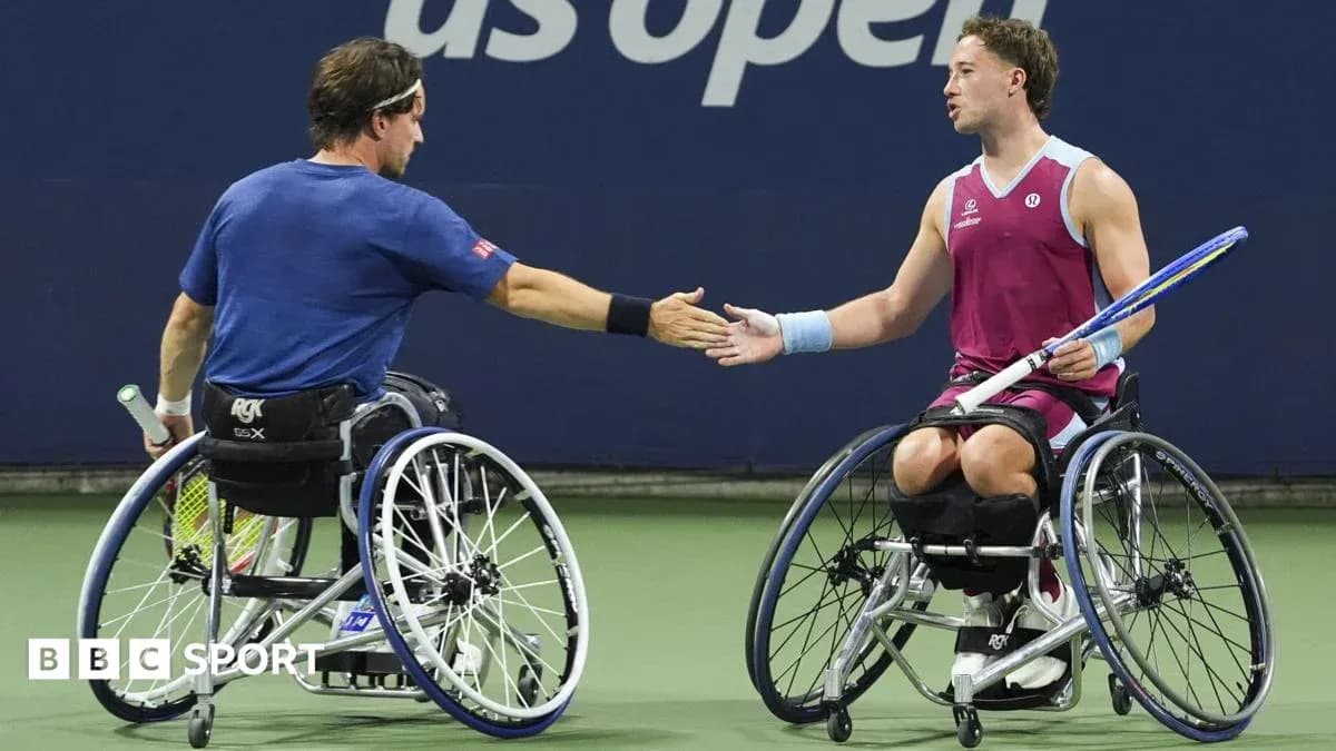 Deux joueurs de tennis en fauteuil roulant se serrent la main Deux joueurs de tennis en fauteuil roulant se serrent la main