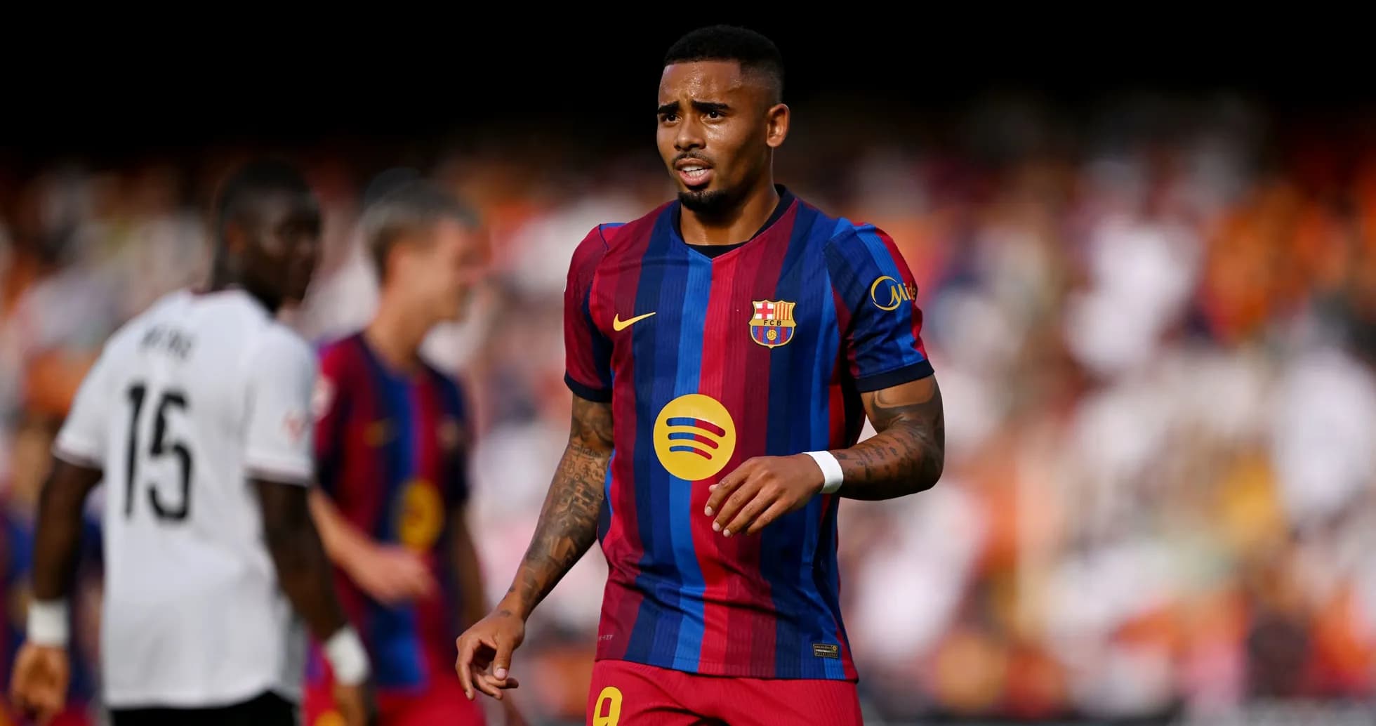 Joueur du FC Barcelone sur le terrain de jeu Joueur du FC Barcelone sur le terrain de jeu