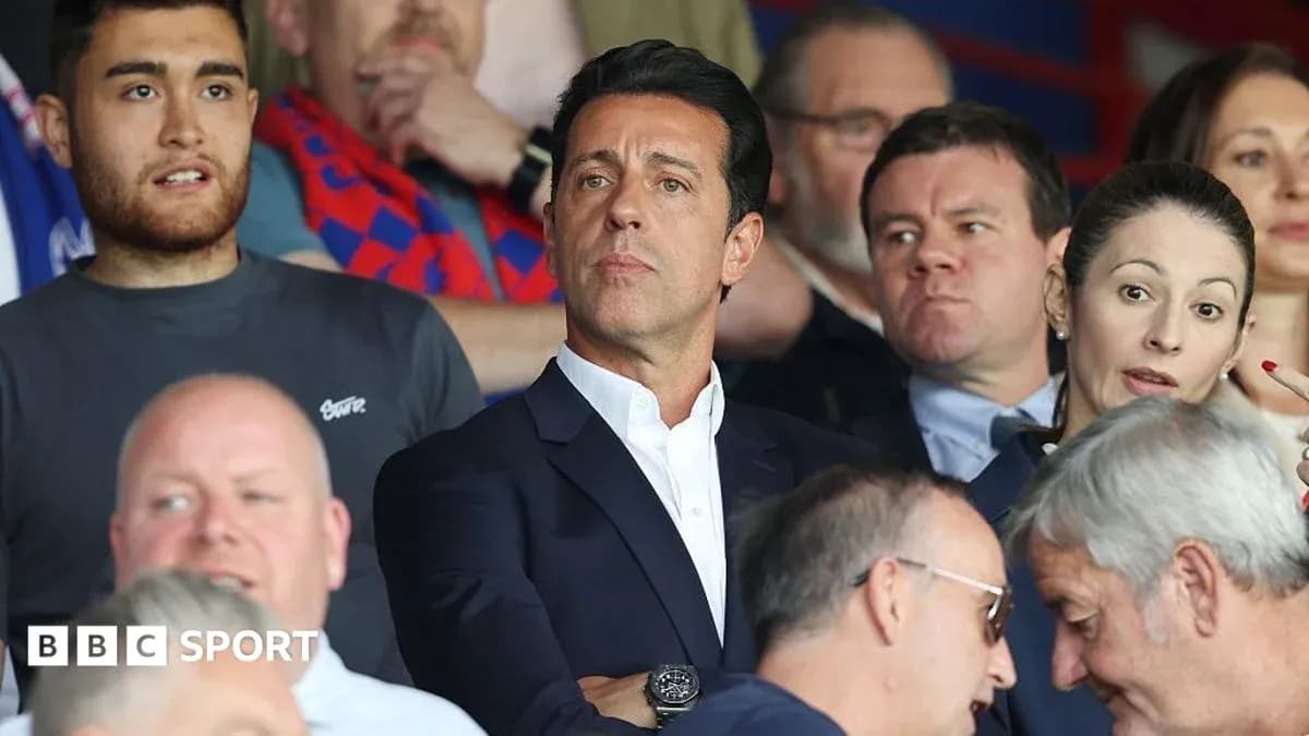 Spectateurs regardant un match dans les tribunes Spectateurs regardant un match dans les tribunes