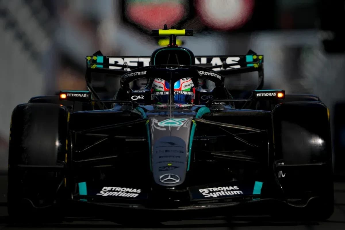 Voiture de Formule 1 Mercedes sur la piste Voiture de Formule 1 Mercedes sur la piste