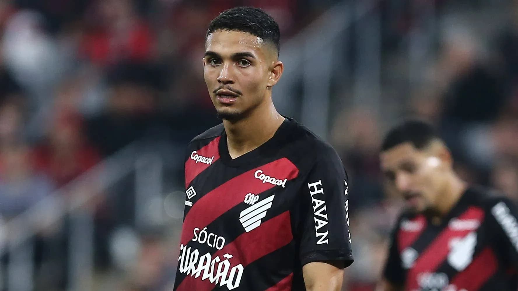 Joueur en maillot de l'Athletico Paranaense sur le terrain Joueur en maillot de l'Athletico Paranaense sur le terrain