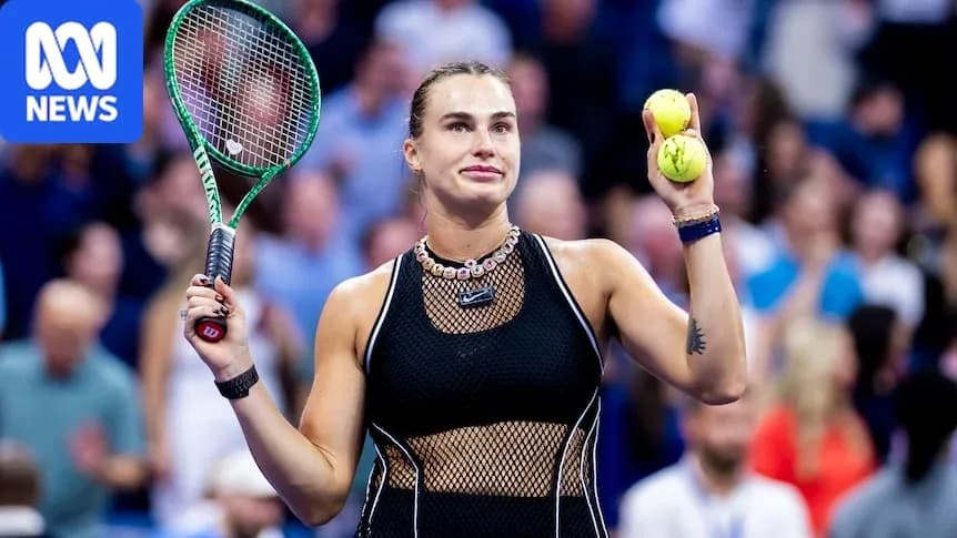 Joueuse de tennis tenant deux balles sur le court Joueuse de tennis tenant deux balles sur le court