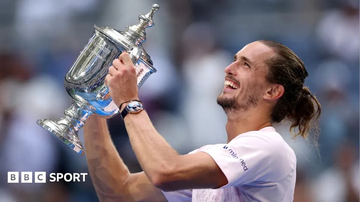 Joueur de tennis levant le trophée après la victoire Joueur de tennis levant le trophée après la victoire