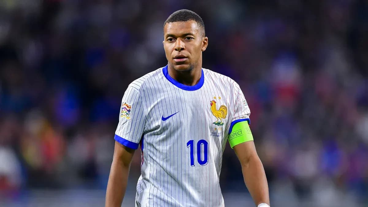 Kylian Mbappé portant le maillot de l'équipe de France Kylian Mbappé portant le maillot de l'équipe de France
