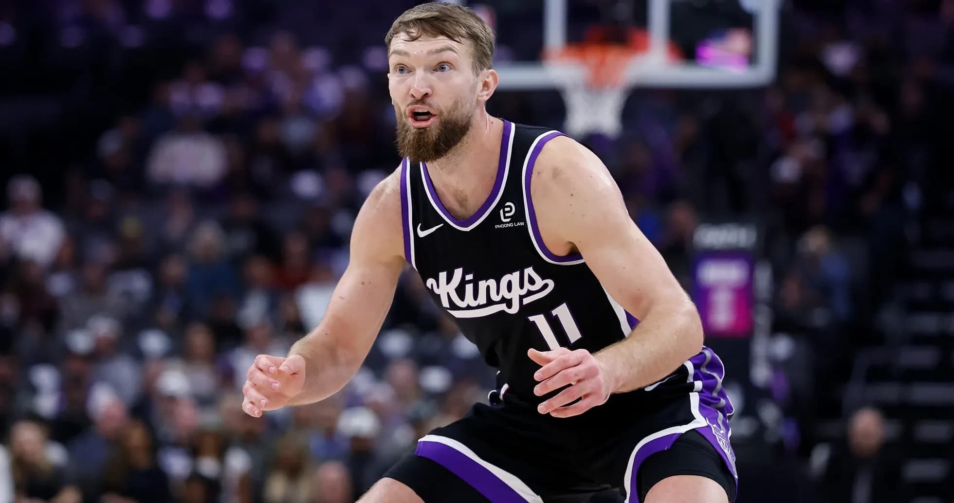Joueur des Kings défendant sur le terrain de basket Joueur des Kings défendant sur le terrain de basket