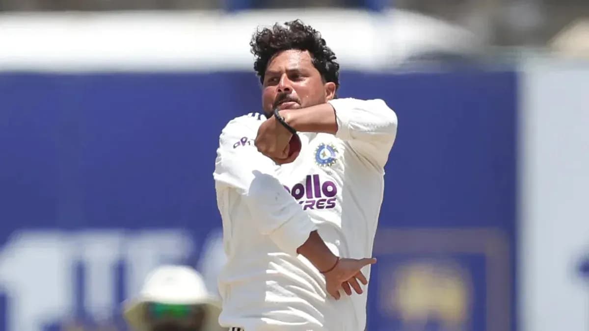 Joueur lançant une balle de cricket sur le terrain Joueur lançant une balle de cricket sur le terrain