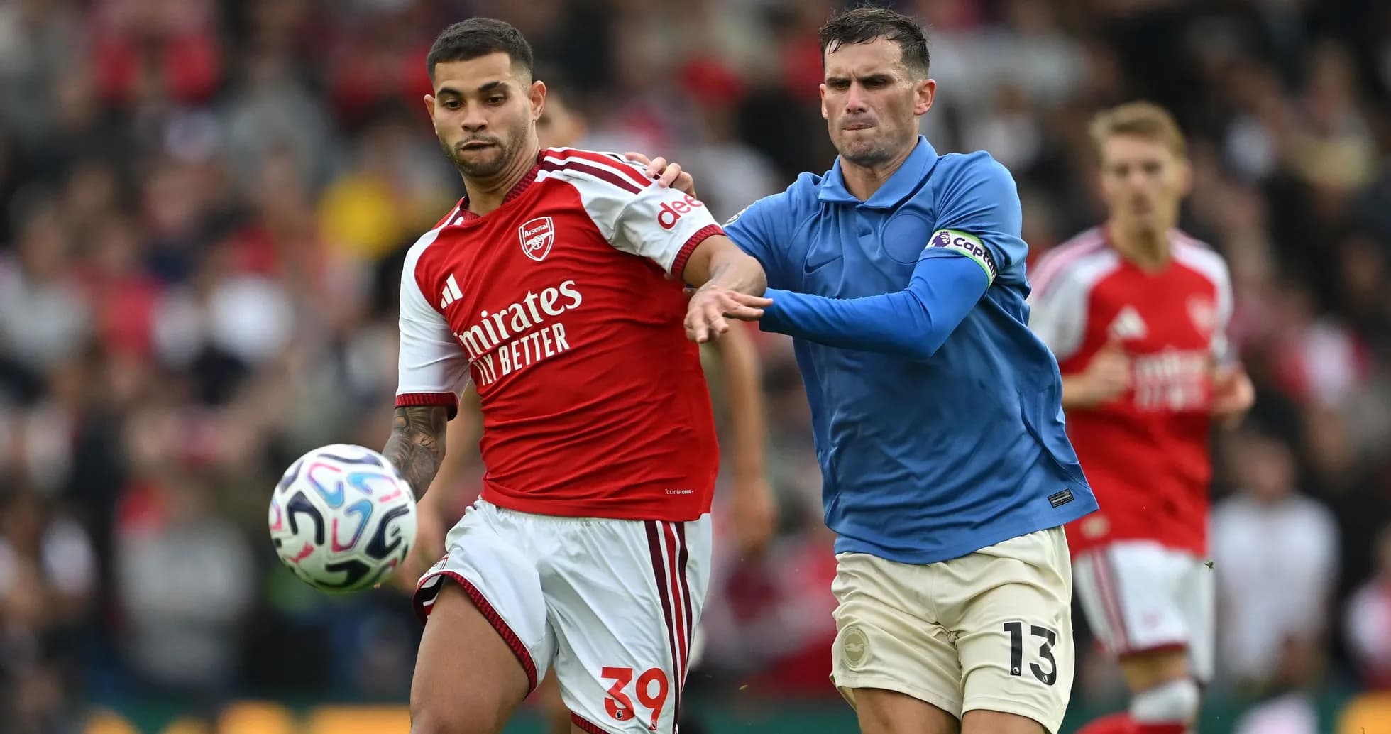 Joueur d'Arsenal contrôlant le ballon sous pression Joueur d'Arsenal contrôlant le ballon sous pression