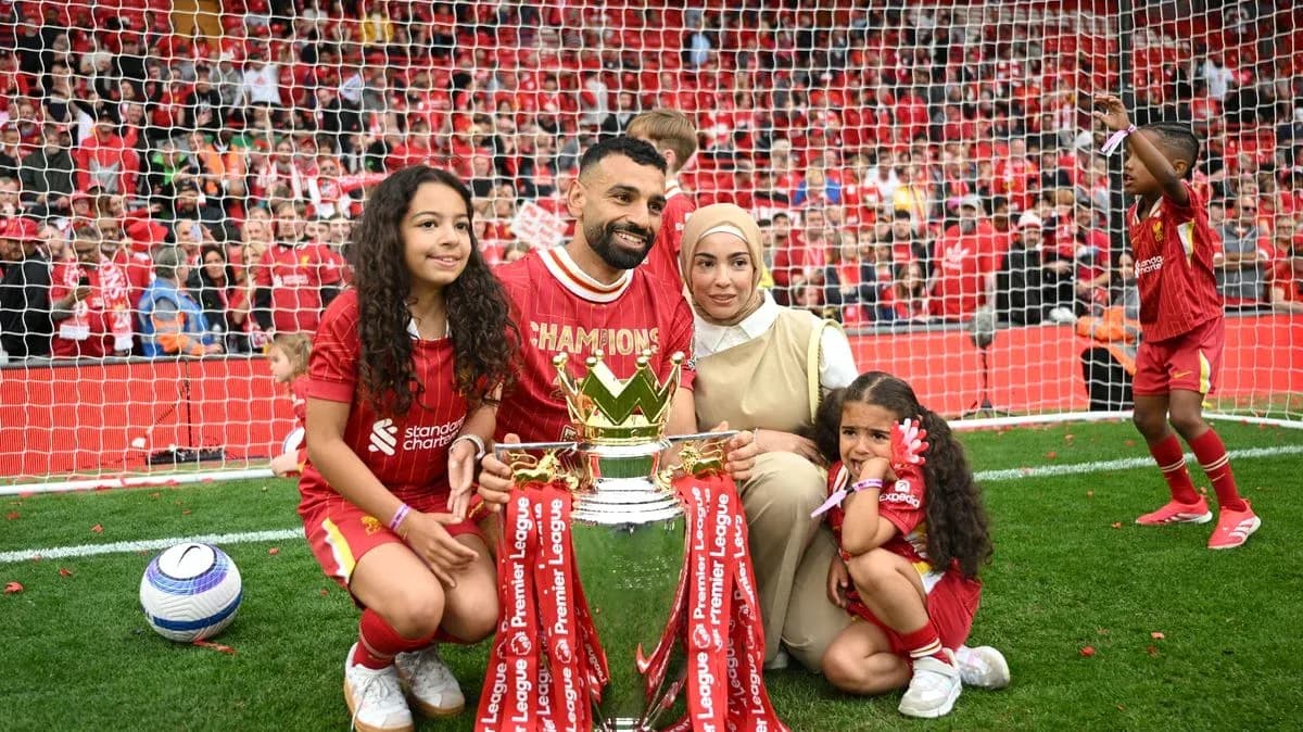 Joueur avec sa famille posant devant le trophée Joueur avec sa famille posant devant le trophée