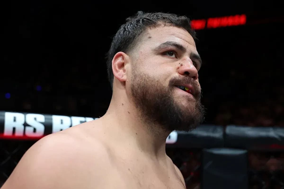 Lutteur de MMA se préparant dans l'octogone Lutteur de MMA se préparant dans l'octogone