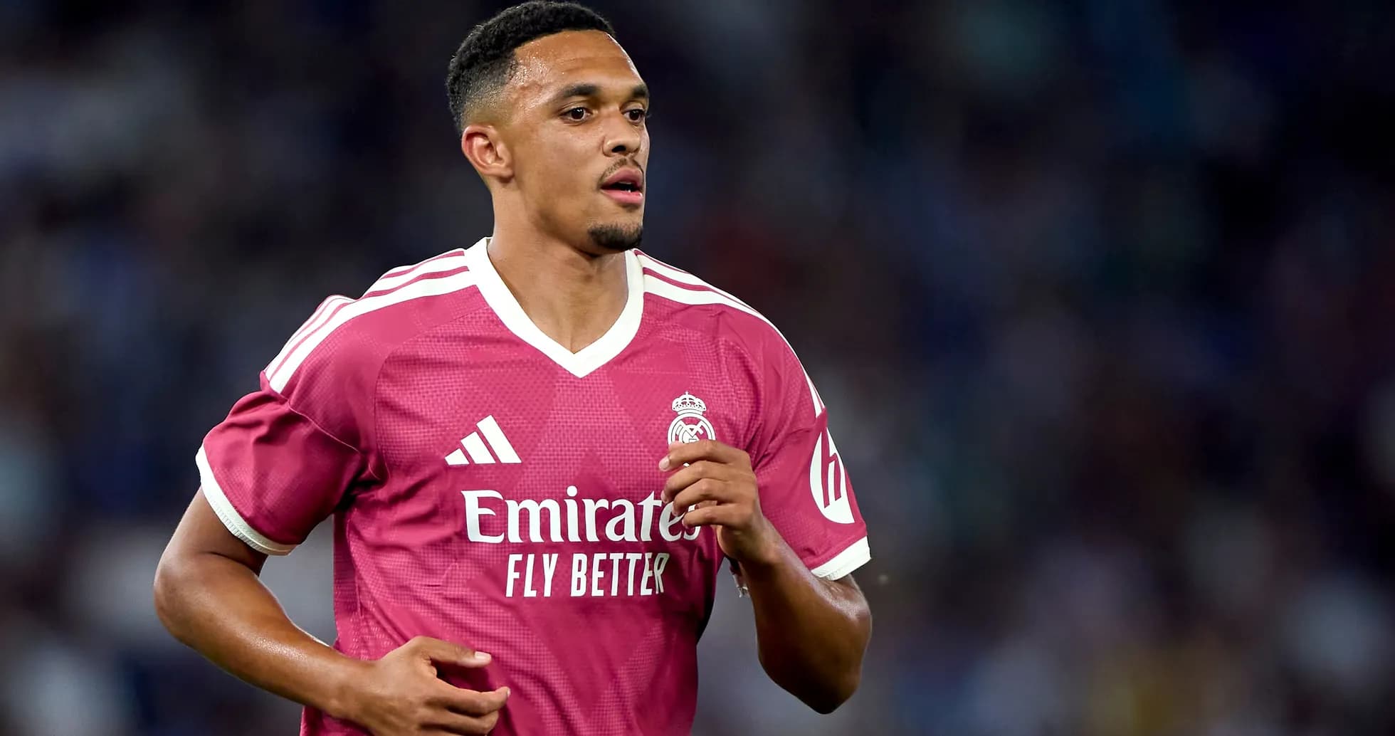 Joueur de football en maillot rose de Madrid Joueur de football en maillot rose de Madrid