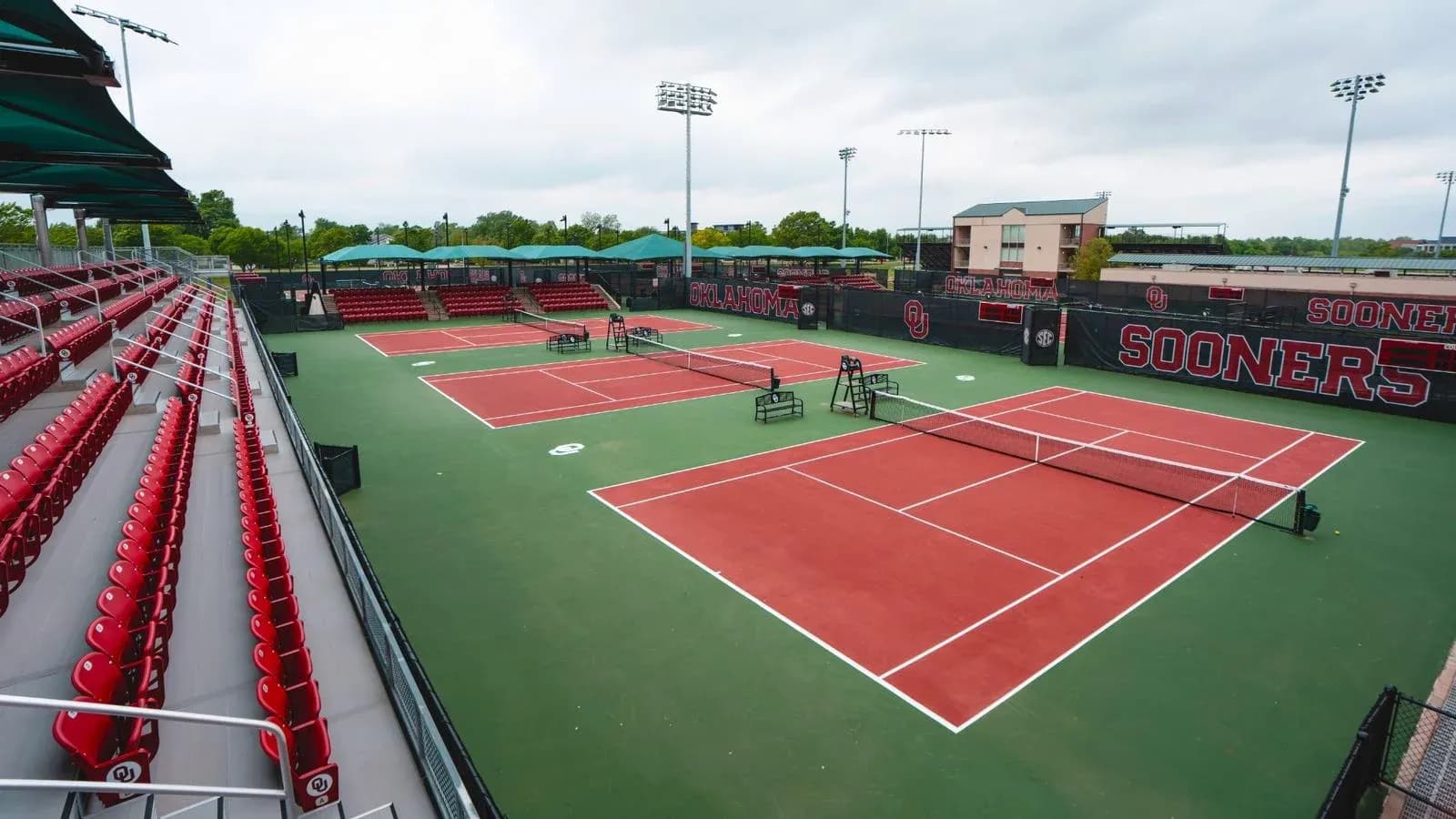 Terrains de tennis de l'Oklahoma avec gradins rouges Terrains de tennis de l'Oklahoma avec gradins rouges