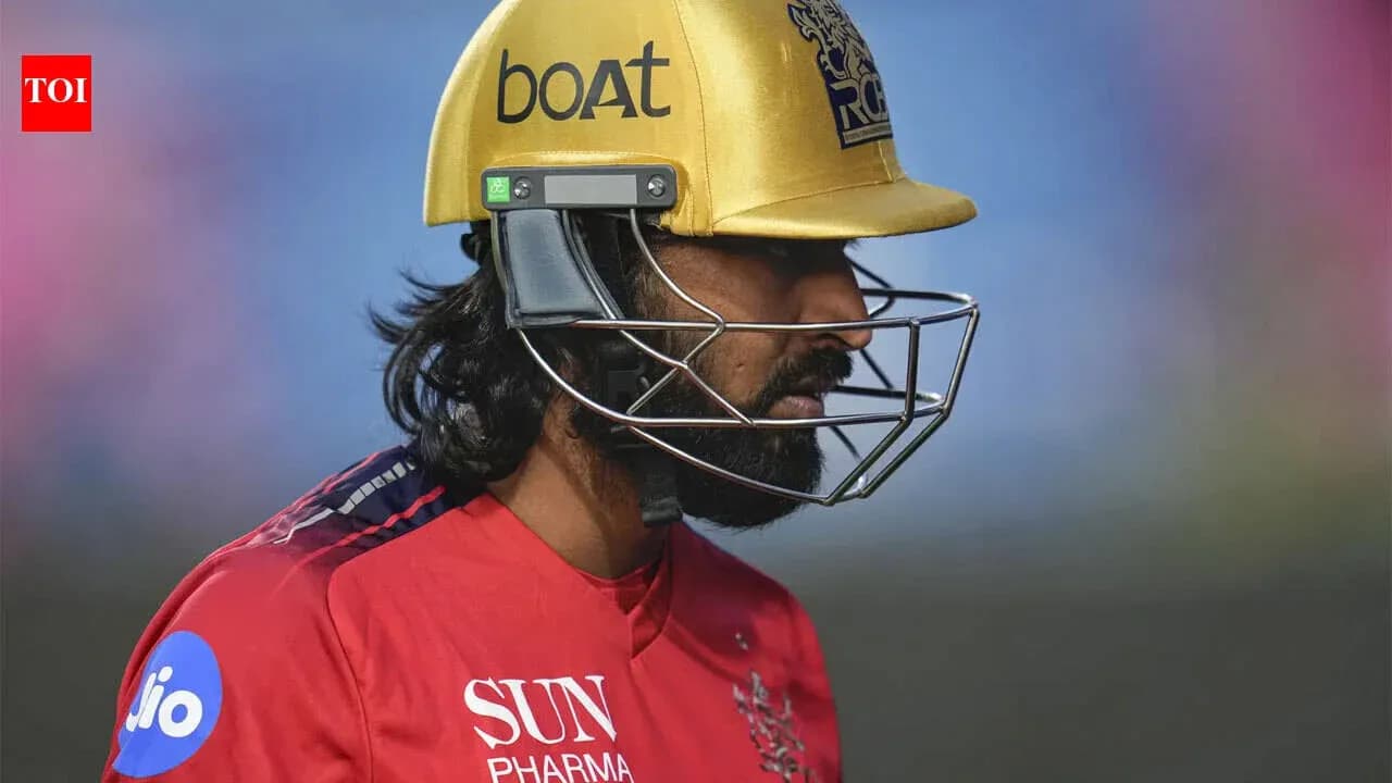 Joueur de cricket portant un casque doré sur le terrain Joueur de cricket portant un casque doré sur le terrain