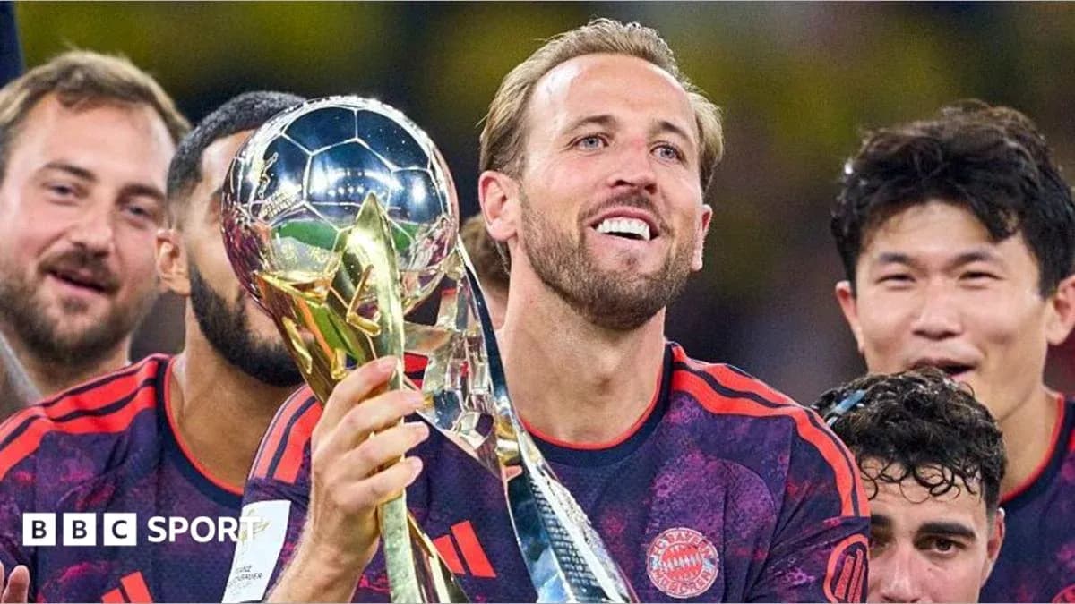 Joueur de Bayern Munich tenant le trophée Joueur de Bayern Munich tenant le trophée