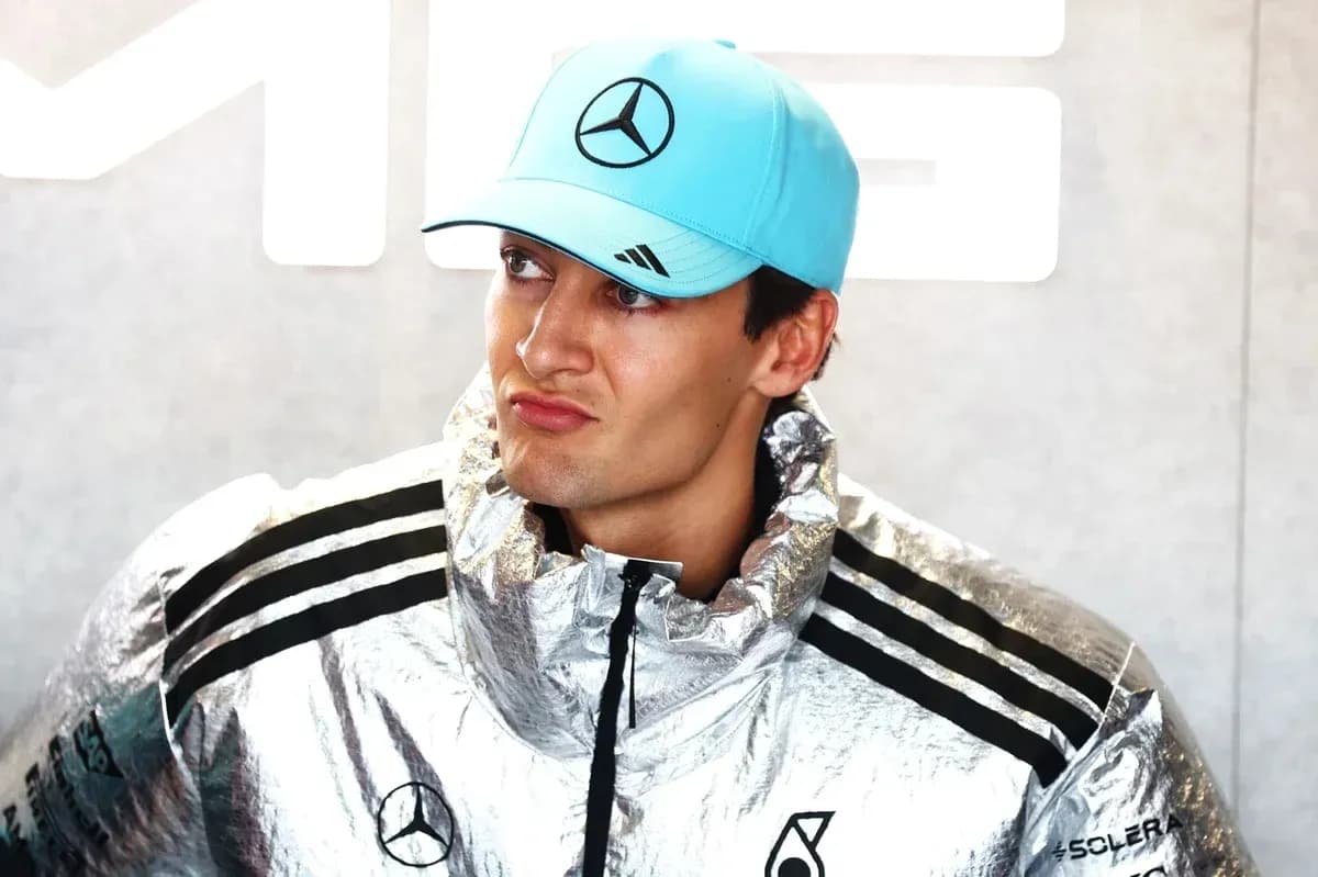 Pilote portant une veste argentée et une casquette Pilote portant une veste argentée et une casquette