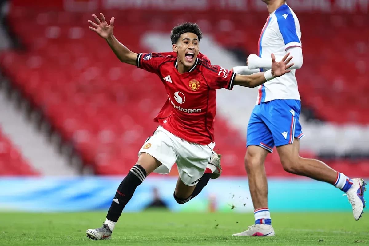 Joueur de Manchester United célébrant un but Joueur de Manchester United célébrant un but