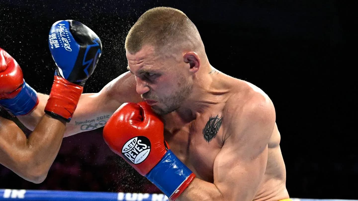 Boxeur esquivant un coup avec des gants rouges Boxeur esquivant un coup avec des gants rouges