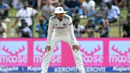 Joueur de cricket en position de champ sur le terrain Joueur de cricket en position de champ sur le terrain