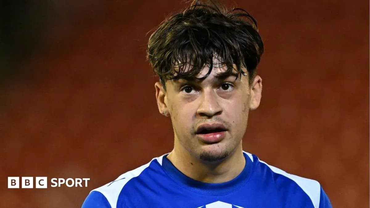 Joueur en maillot bleu regardant la caméra Joueur en maillot bleu regardant la caméra