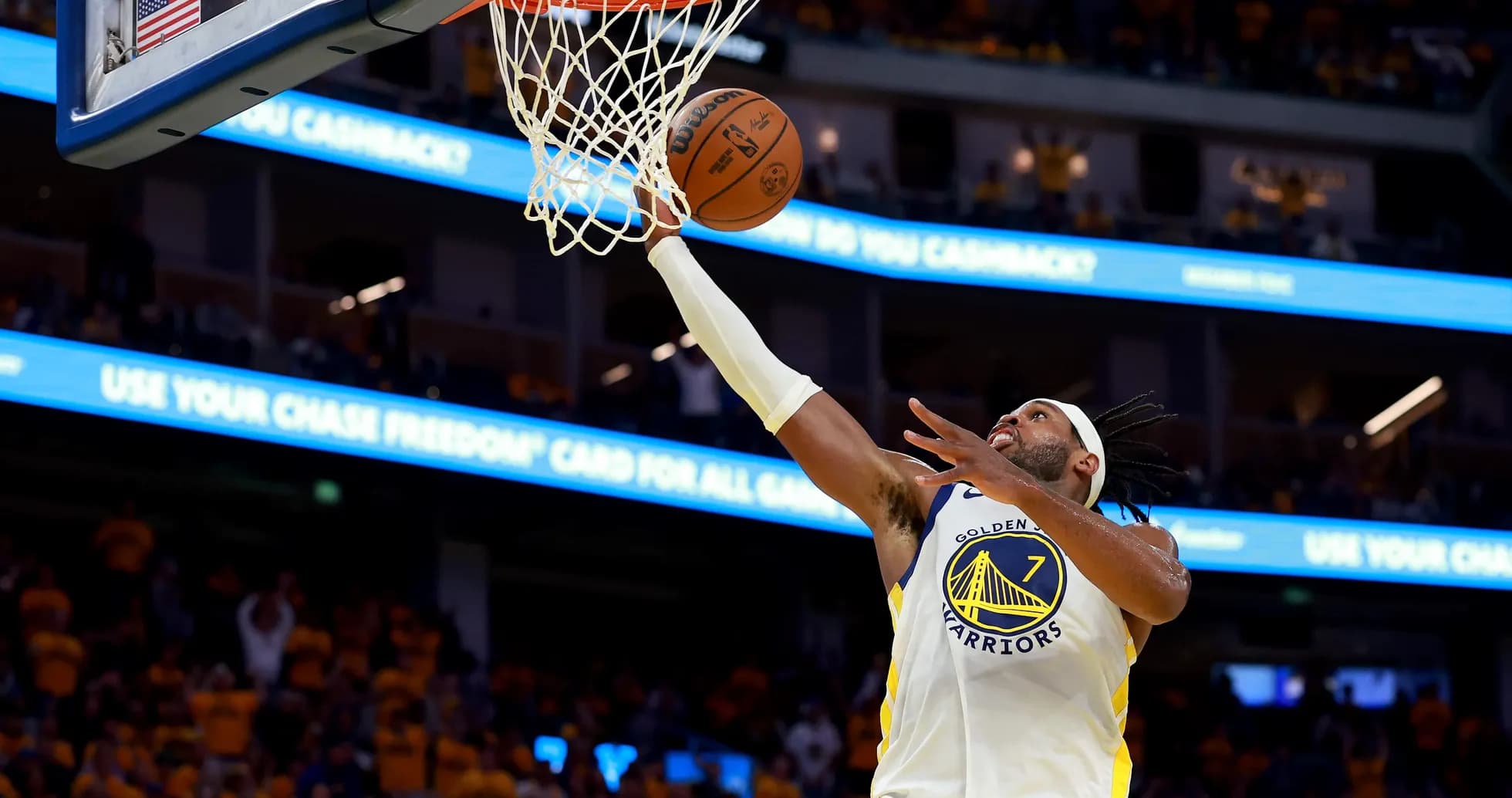 Joueur des Golden State Warriors dunkant au panier Joueur des Golden State Warriors dunkant au panier