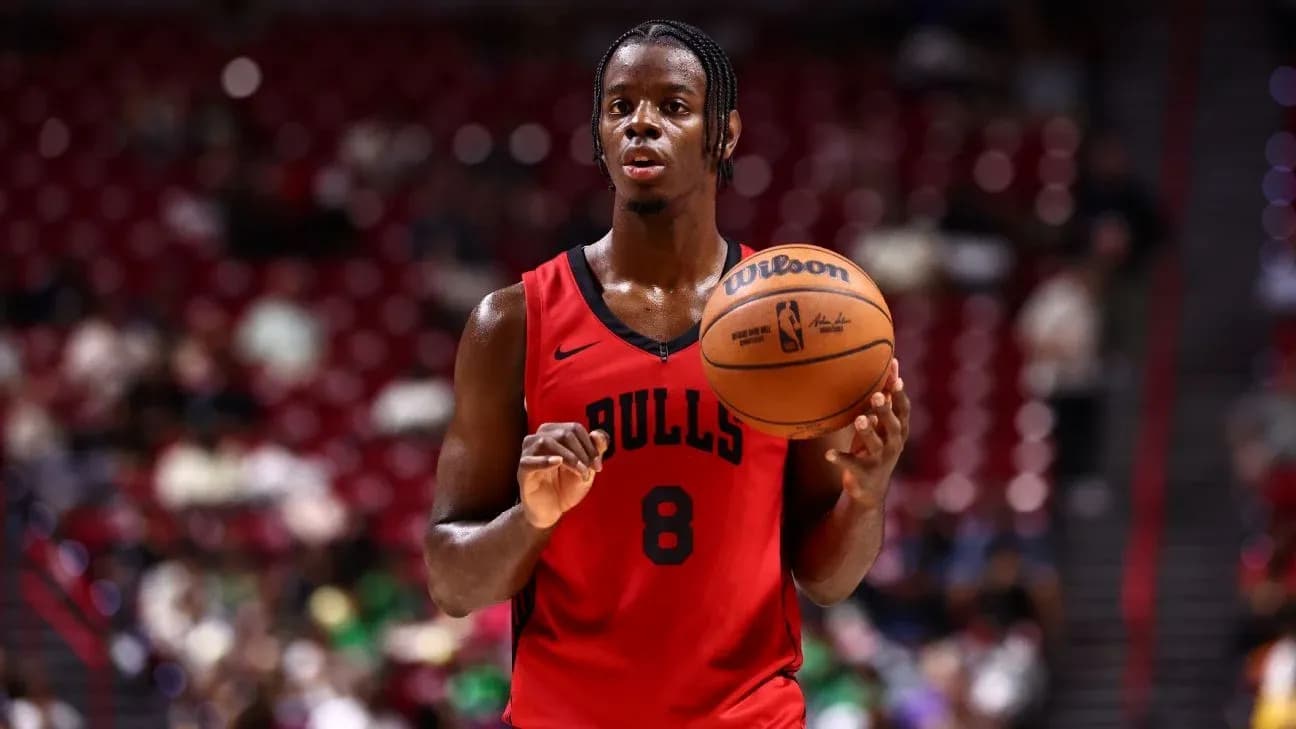 Joueur des Bulls tenant un ballon de basket Joueur des Bulls tenant un ballon de basket