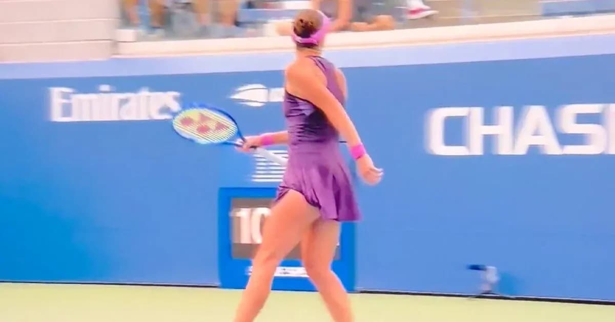 Joueuse de tennis en action sur le court Joueuse de tennis en action sur le court