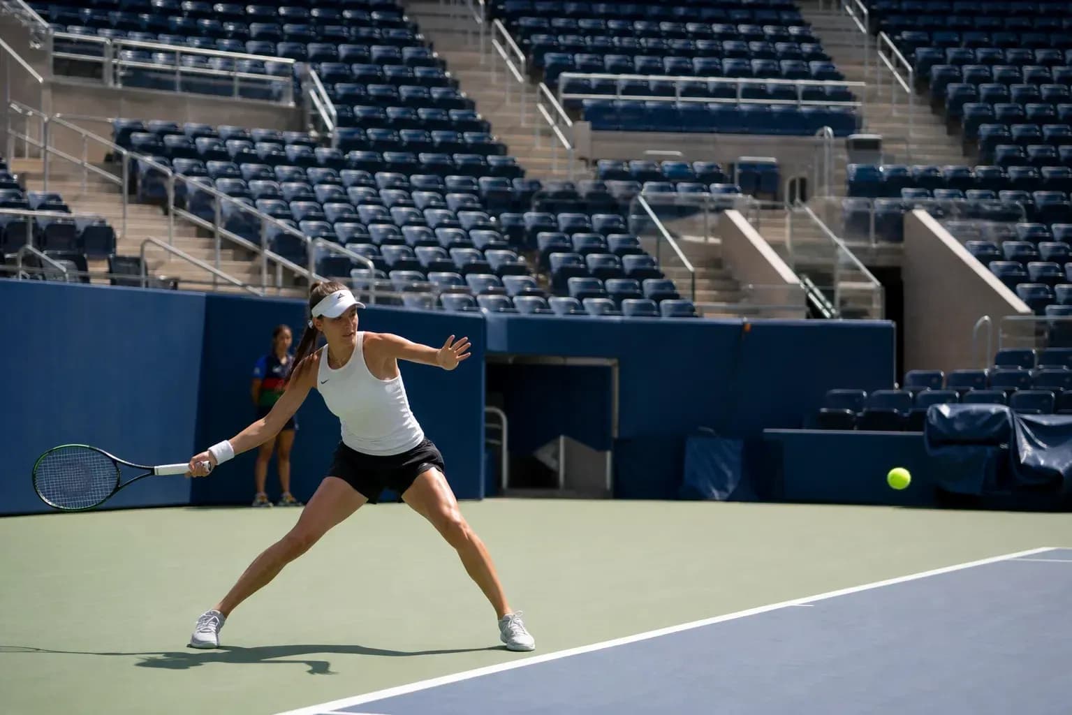 Joueuse de tennis frappant une balle sur le court Joueuse de tennis frappant une balle sur le court