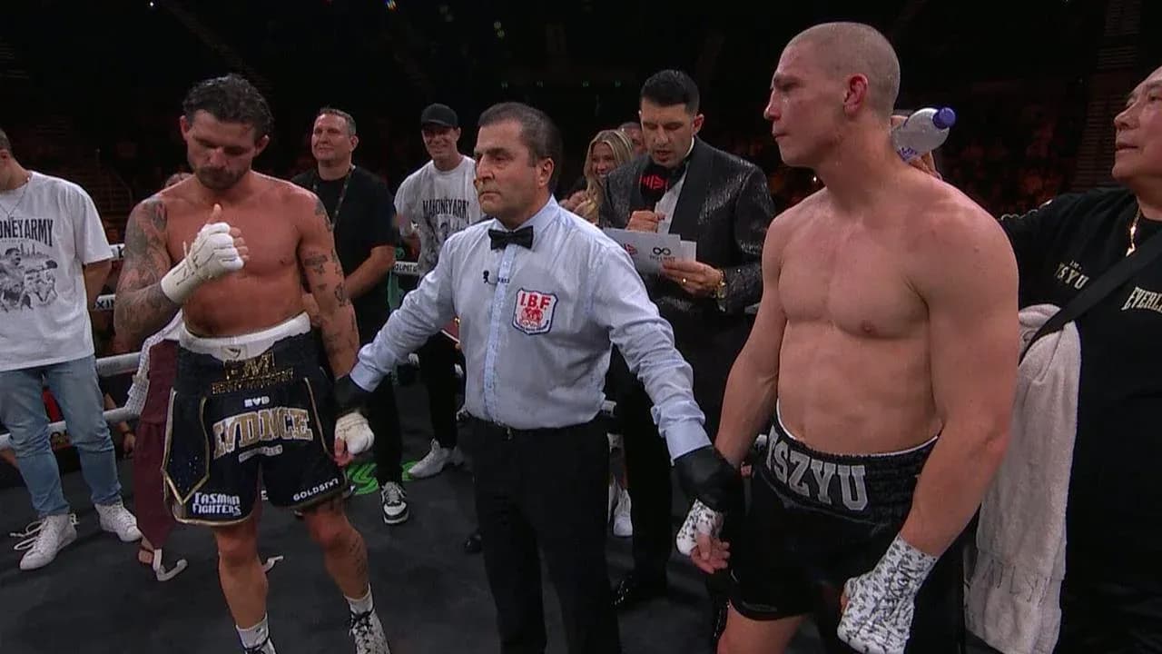 Boxeurs et arbitre après le match de boxe Boxeurs et arbitre après le match de boxe