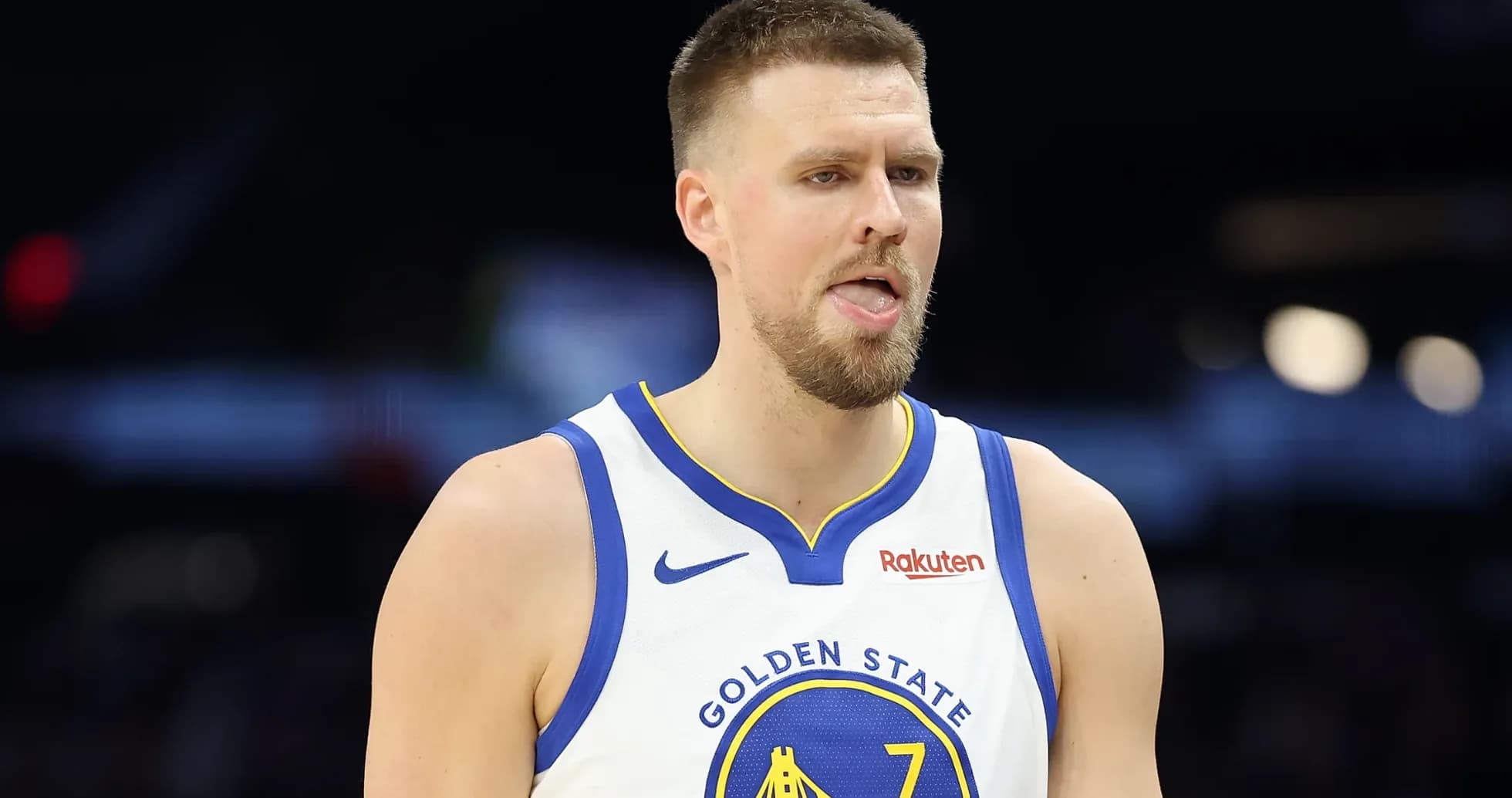 Joueur de Golden State en action sur le terrain Joueur de Golden State en action sur le terrain