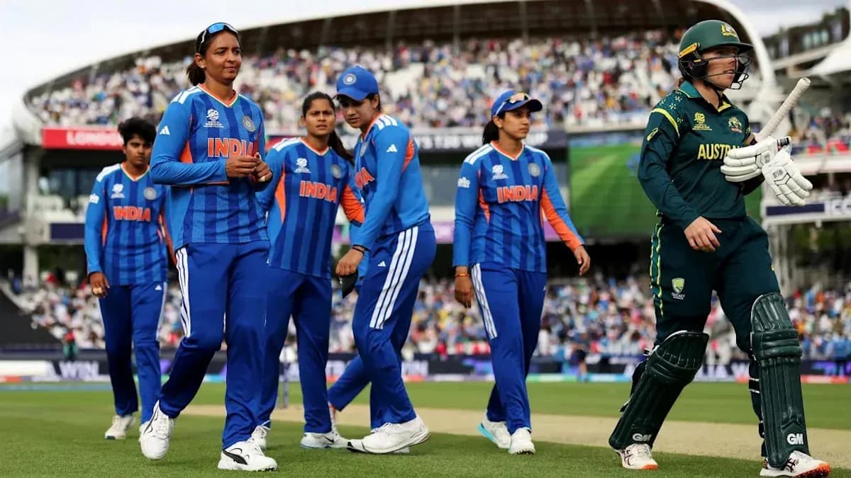 Joueuses indiennes marchant sur le terrain de cricket Joueuses indiennes marchant sur le terrain de cricket