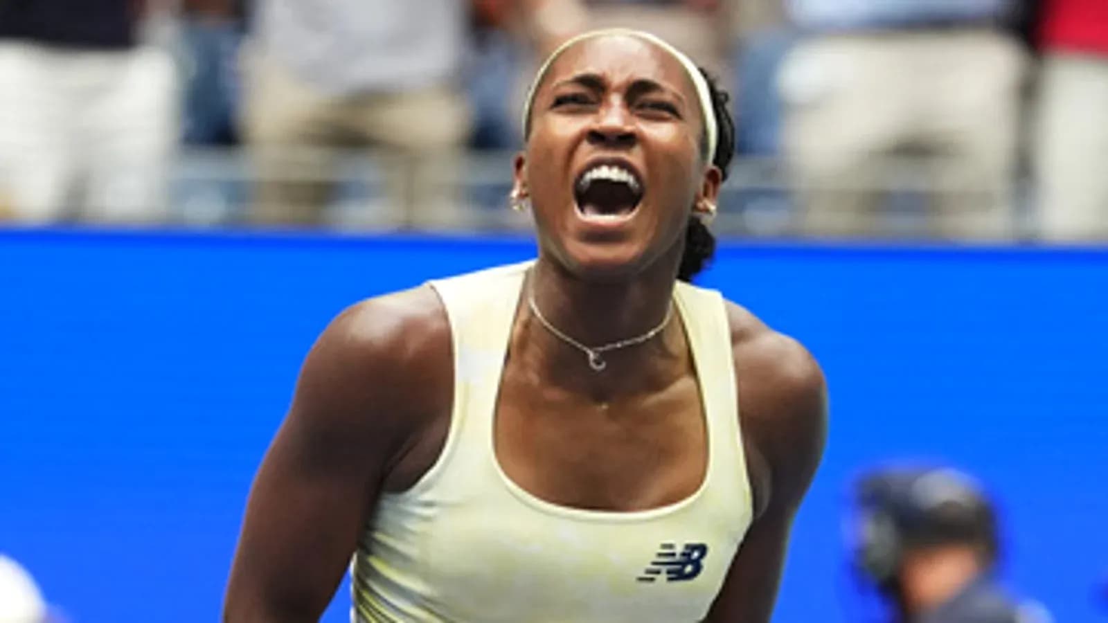 Joueuse de tennis célébrant une victoire sur le court Joueuse de tennis célébrant une victoire sur le court