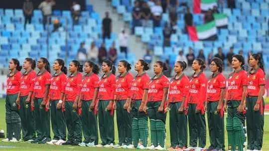 Équipe féminine du Bangladesh en ligne pour hymne national Équipe féminine du Bangladesh en ligne pour hymne national