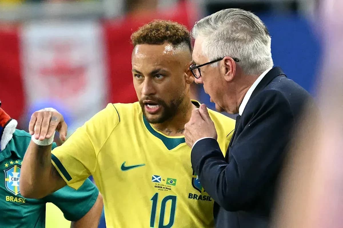 Neymar discutant avec un entraîneur pendant un match Neymar discutant avec un entraîneur pendant un match