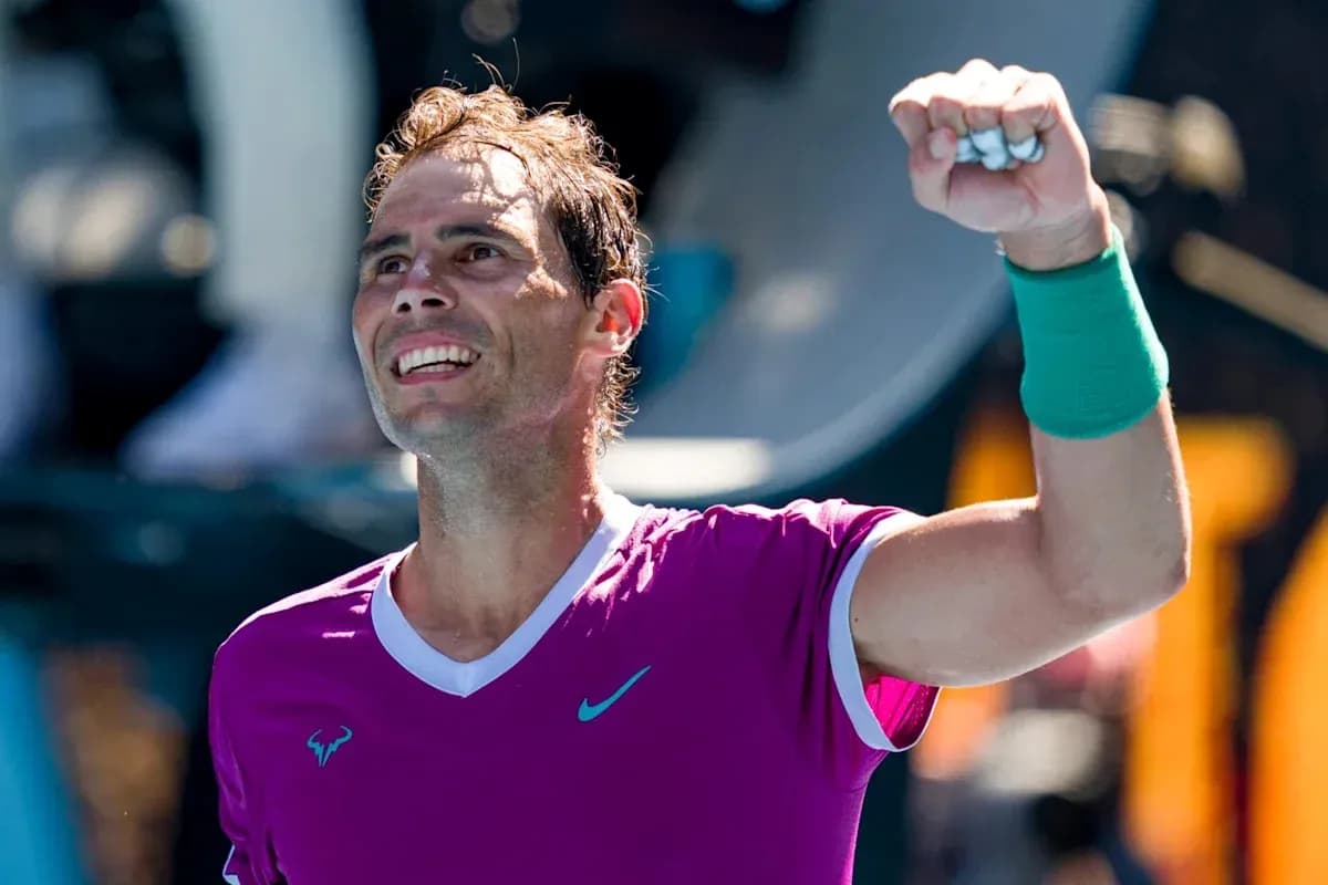 Joueur de tennis célébrant une victoire sur le court Joueur de tennis célébrant une victoire sur le court