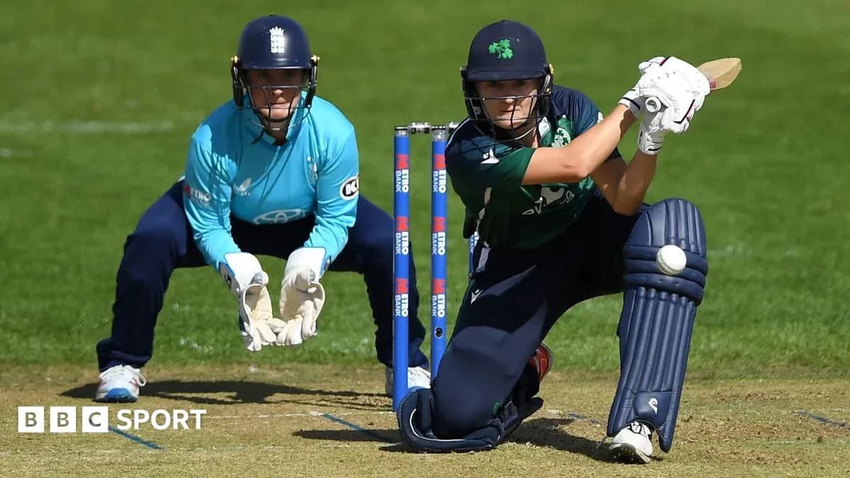 Joueuse irlandaise frappant la balle pendant un match Joueuse irlandaise frappant la balle pendant un match